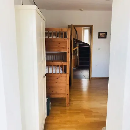 Travellers' Haven Hostal *