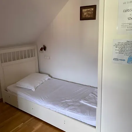 Travellers' Haven Hostal *