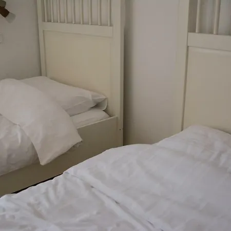 Travellers' Haven Hostal *