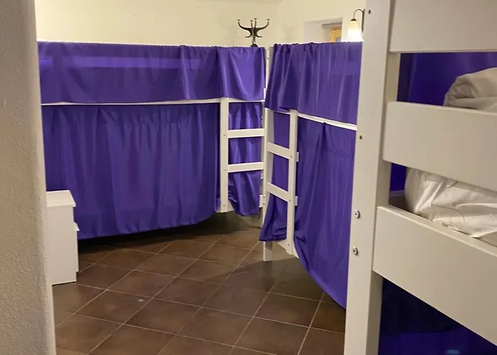 Travellers' Haven Hostal *